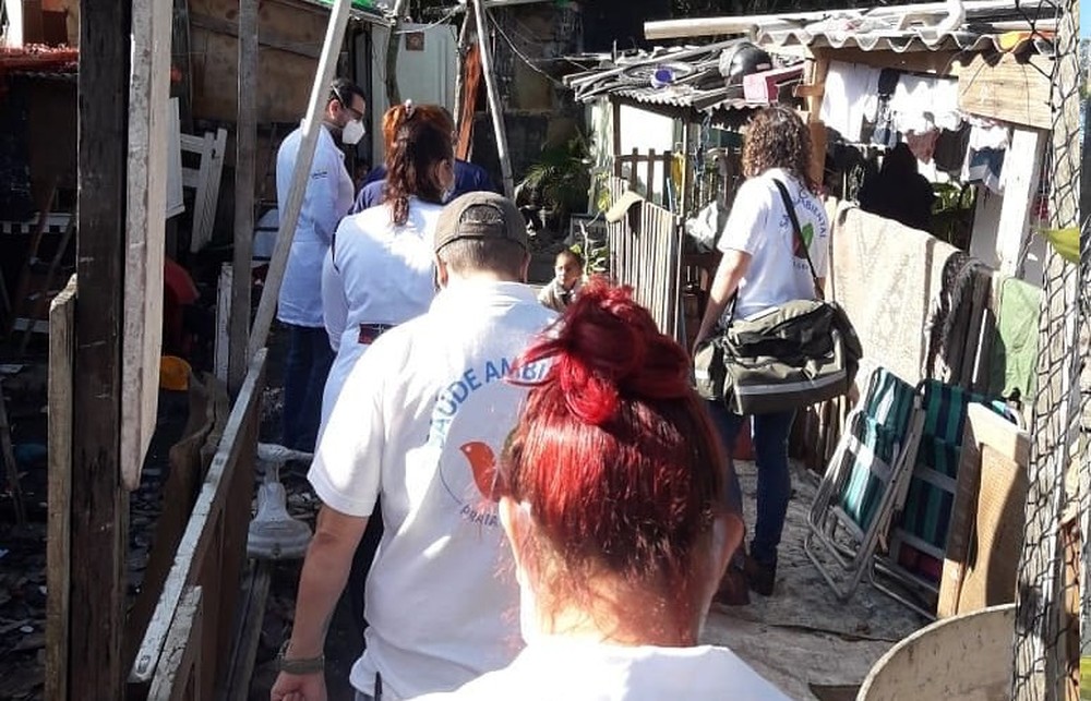 Agentes de saúde em bairro de praia grande