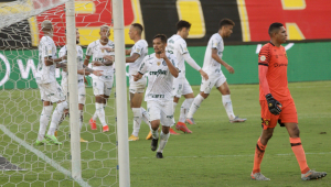 Gustavo Scarpa comemora gol do Palmeiras sobre o Sport