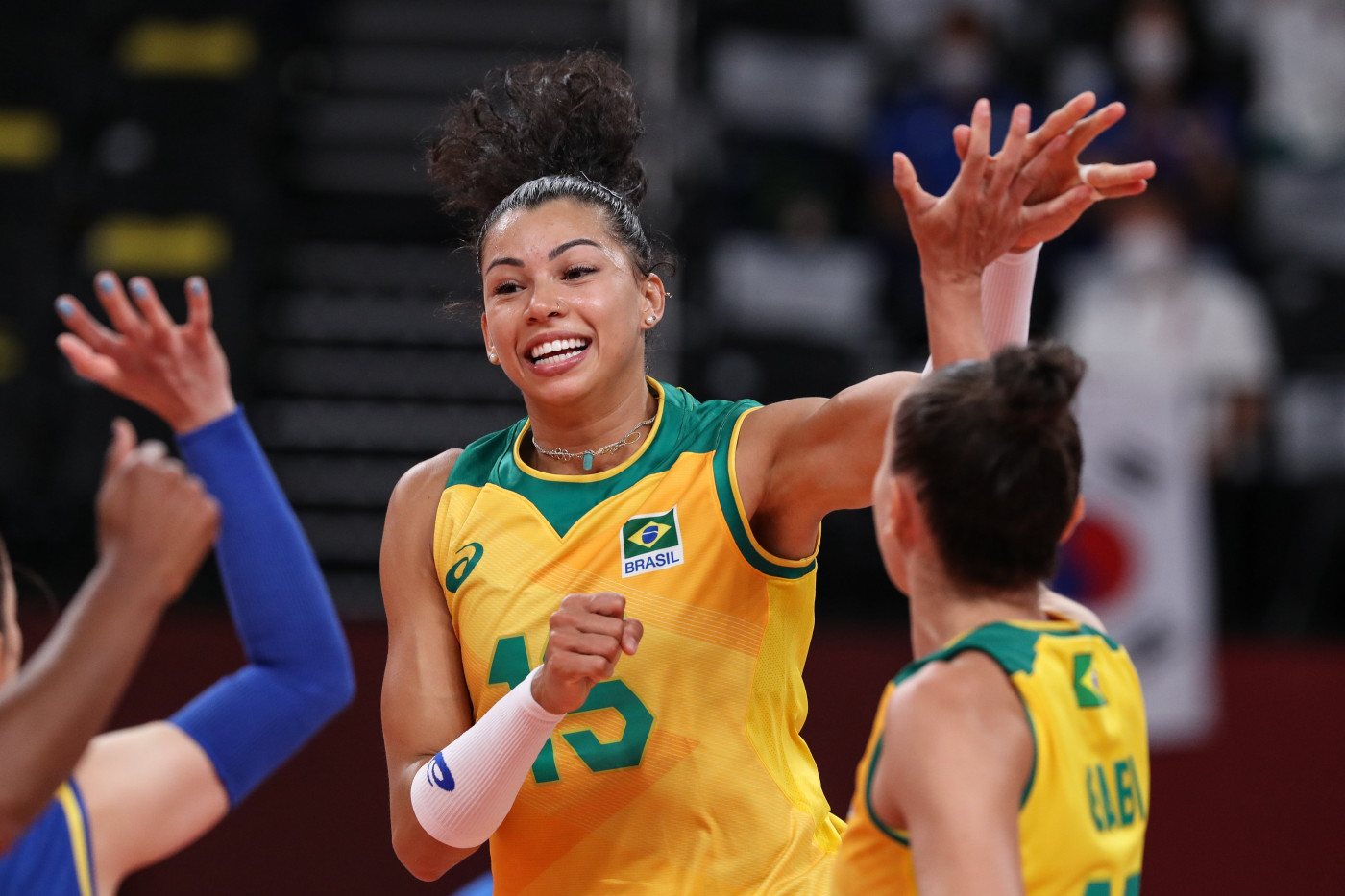 No tie-break, seleção brasileira feminina de vôlei bate o Japão e