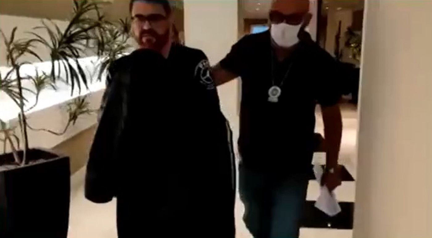 youtuber raulzito sendo levado por policiais