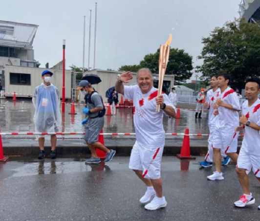 Zico carrega tocha olímpica antes do início dos Jogos de Tóquio