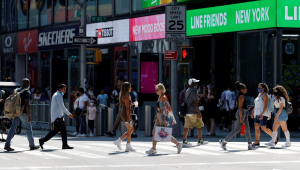 pessoas andando na rua em nova york