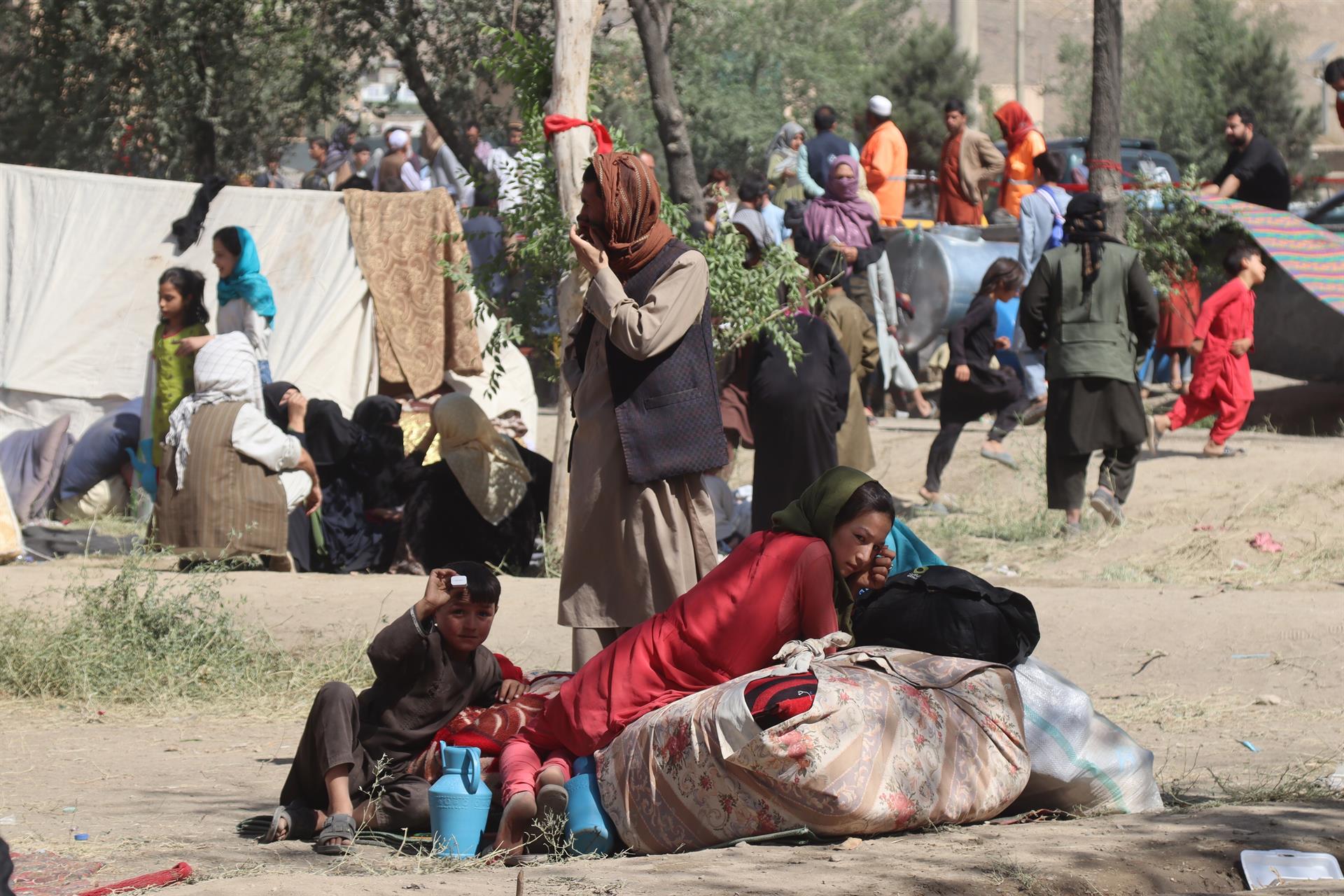 pessoas acampando em praça de Cabul