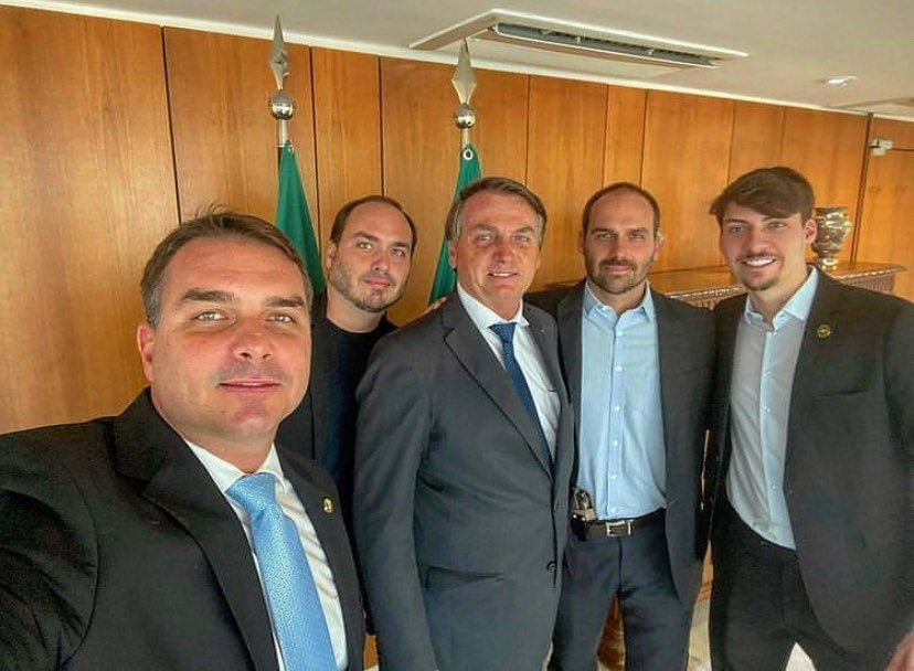 Presidente Jair Bolsonaro e seus filhos Flávio, Eduardo, Carlos e Renan