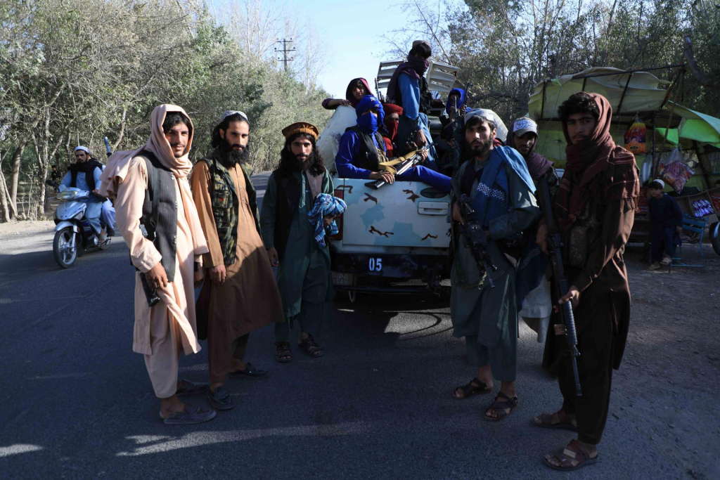 soldados do talibã em cima de carro
