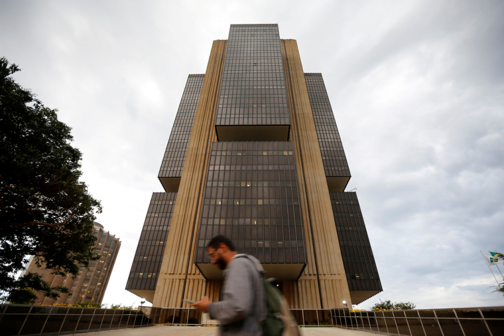 Homem passa em frente ao prédio do Banco Central em Brasília