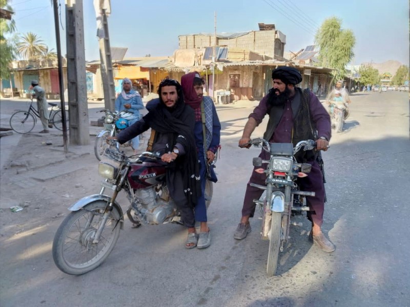 Soldados talibãs de moto fazendo ronda na cidade de Farah