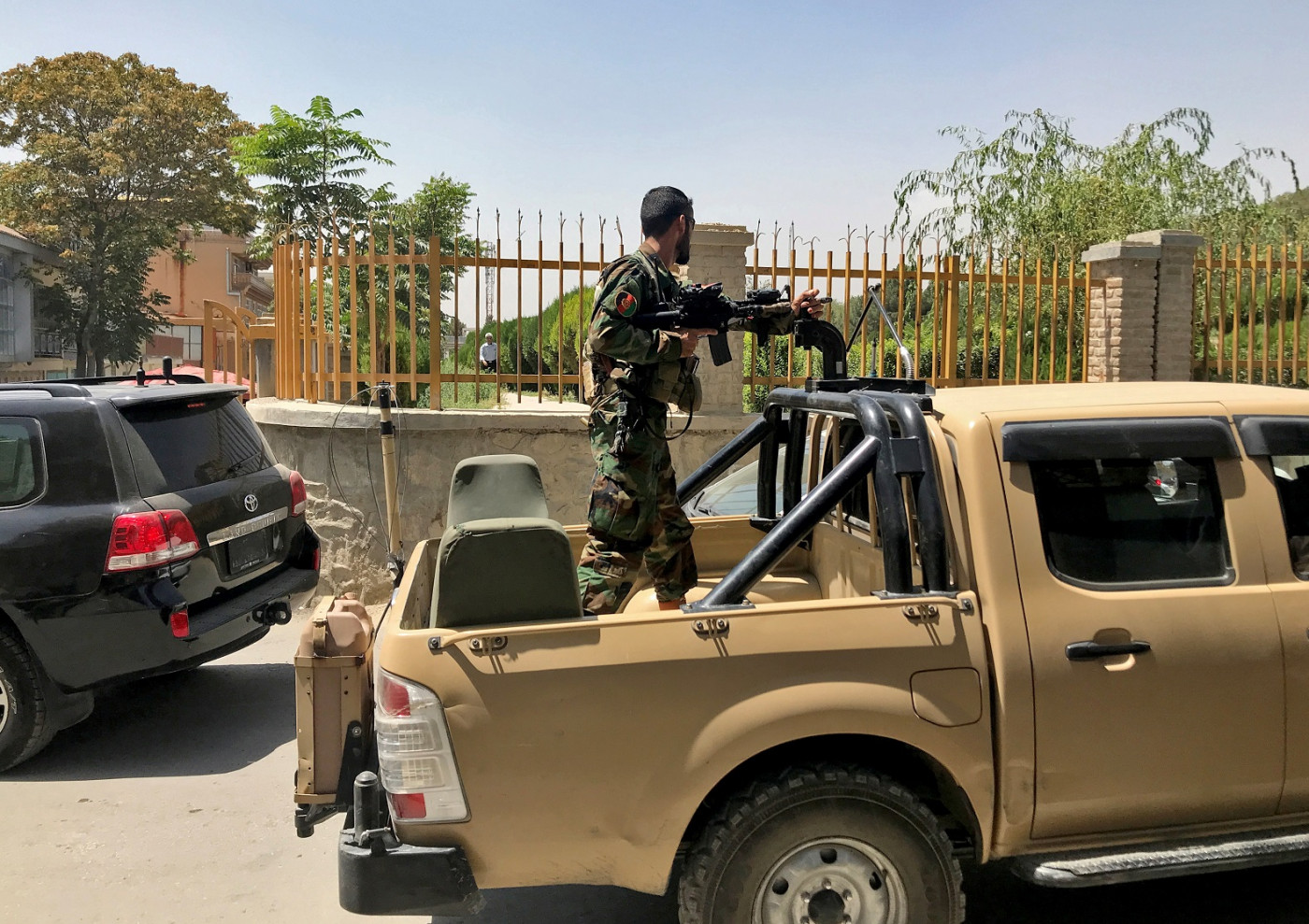 soldado talibã em cima de carro