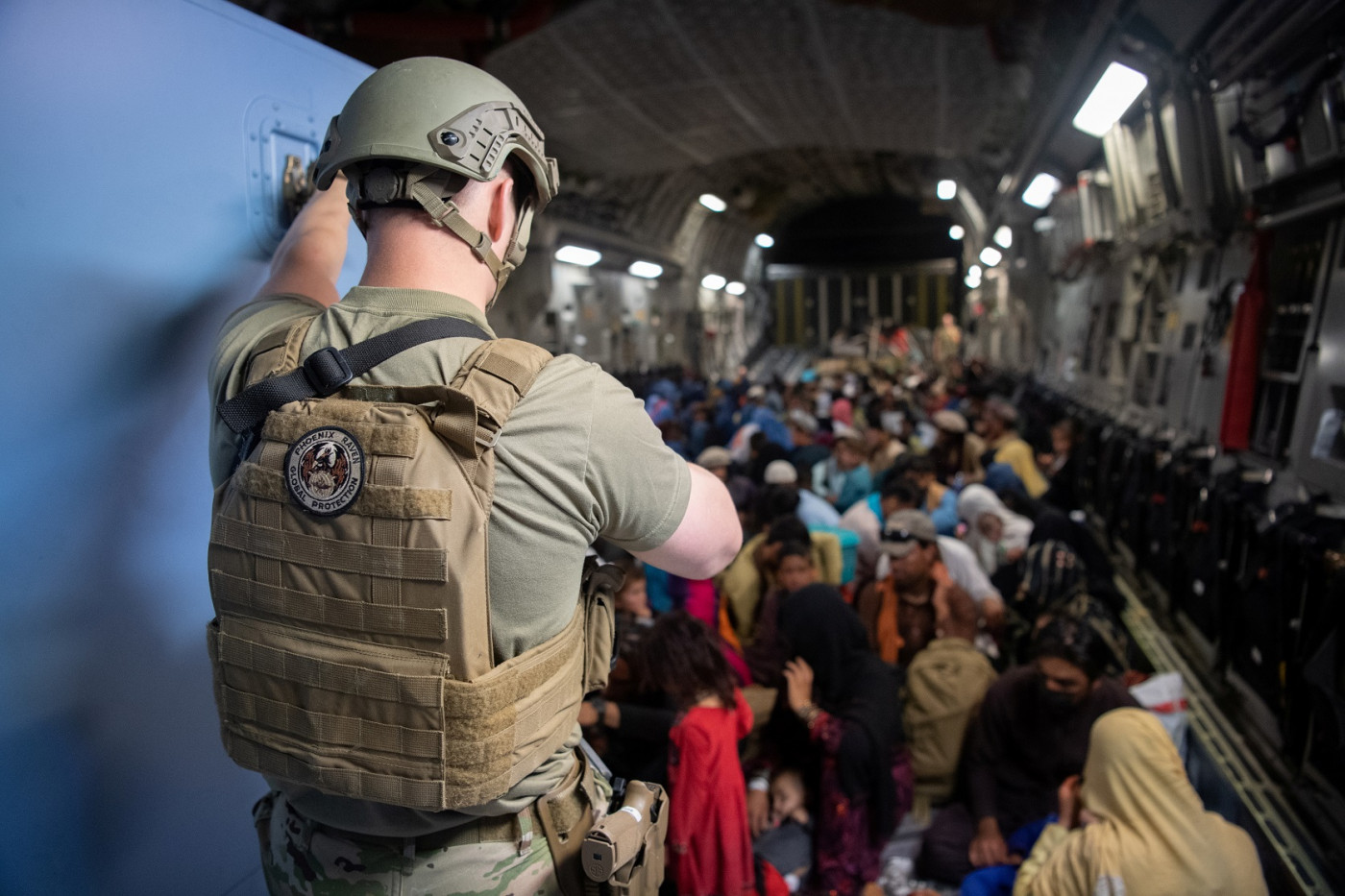 militar fazendo evacuação de aeroporto nos EUA