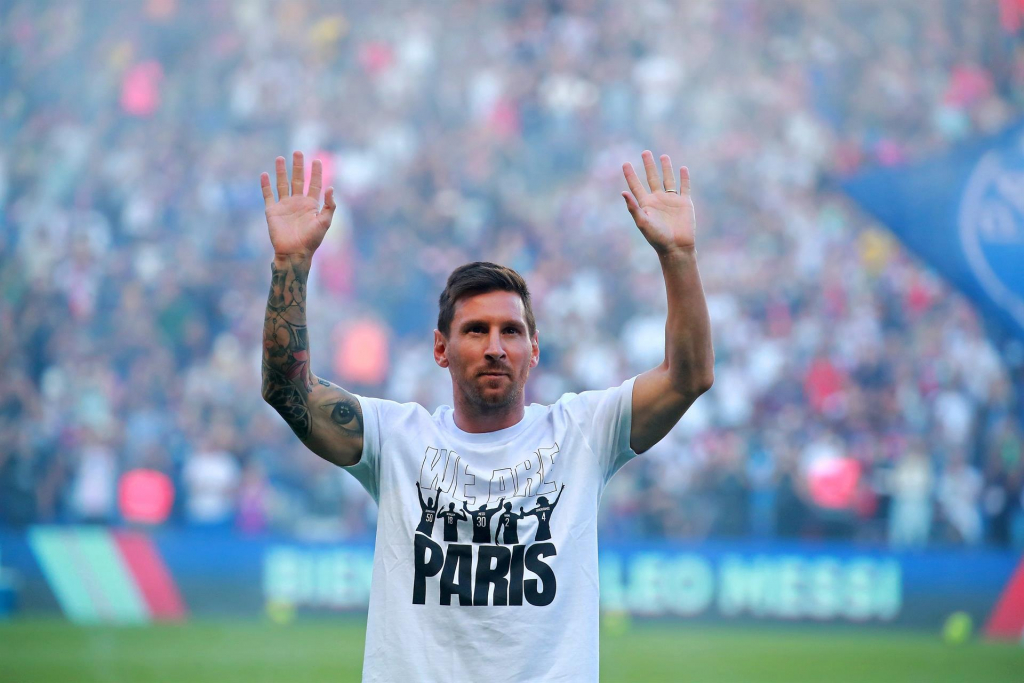 Messi acena para os cerca de 50 mil torcedores presentes no Parc des Princes