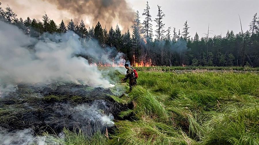 bombeiro controlando fogo na Rússia