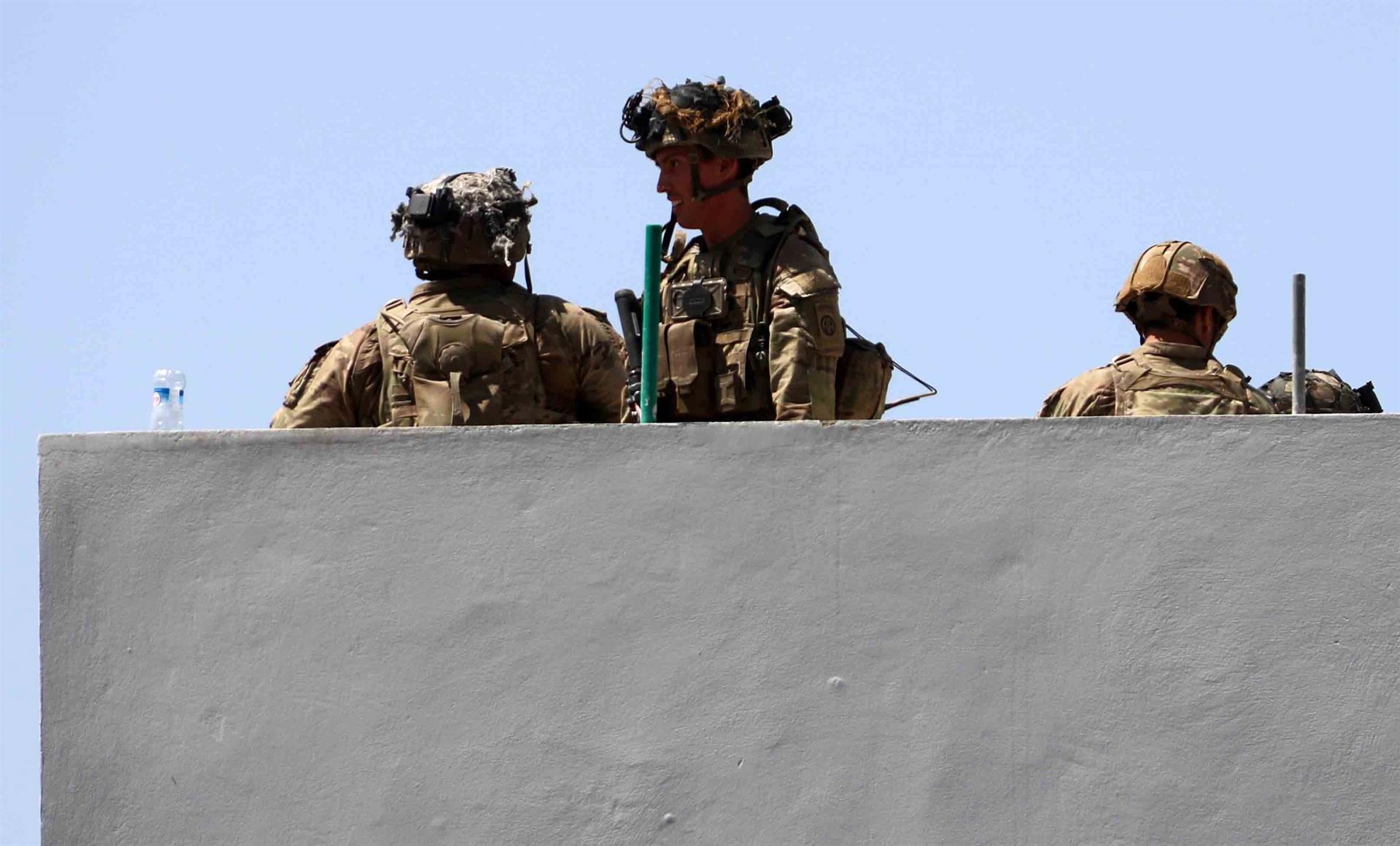 Soldados guardando muro do aeroporto de Cabul, no Afeganistão