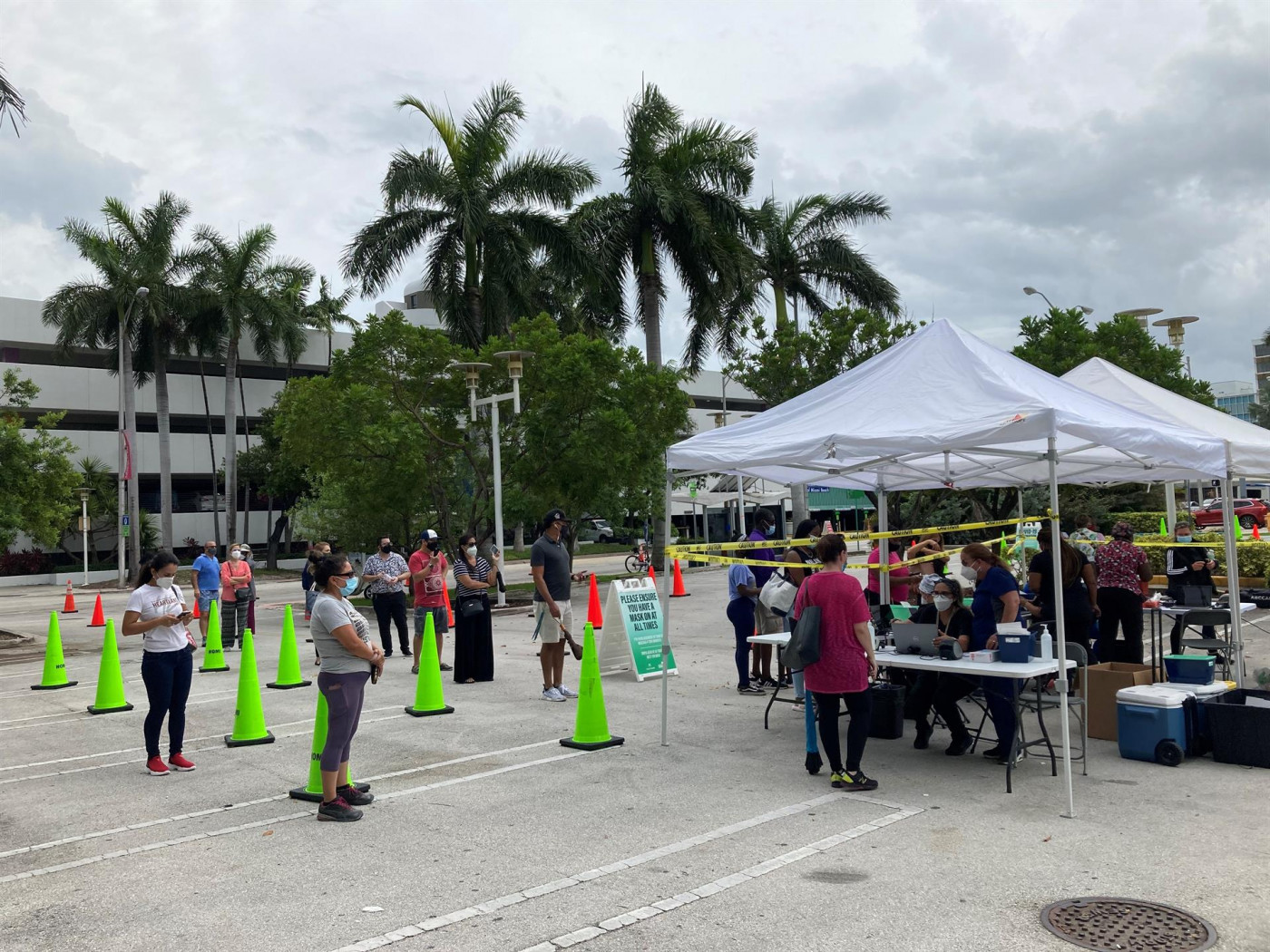 Pessoas aguardam em fila para testes para a Covid-19 no Centro de Convenções de Miami Beach
