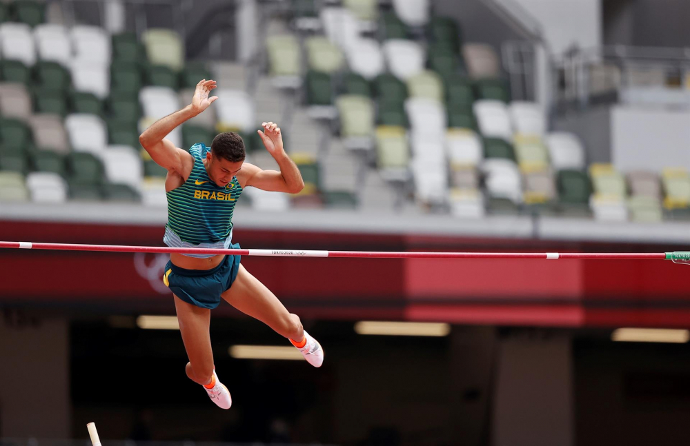 Thiago Braz competindo na final do salto com vara nos Jogos de Tóquio