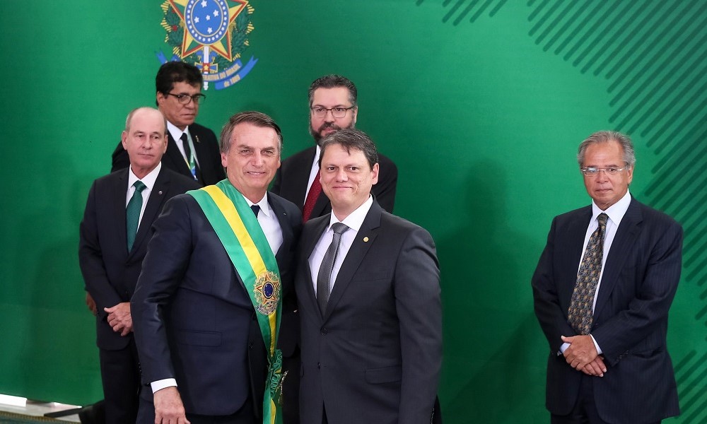 O presidente Jair Bolsonaro e o ministro da Infraestrutura, Tarcísio Gomes de Freitas, posam para foto durante a cerimônia de posse dos ministros, no primeiro dia de mandato de Bolsonaro (outros ministros aparecem atrás deles)