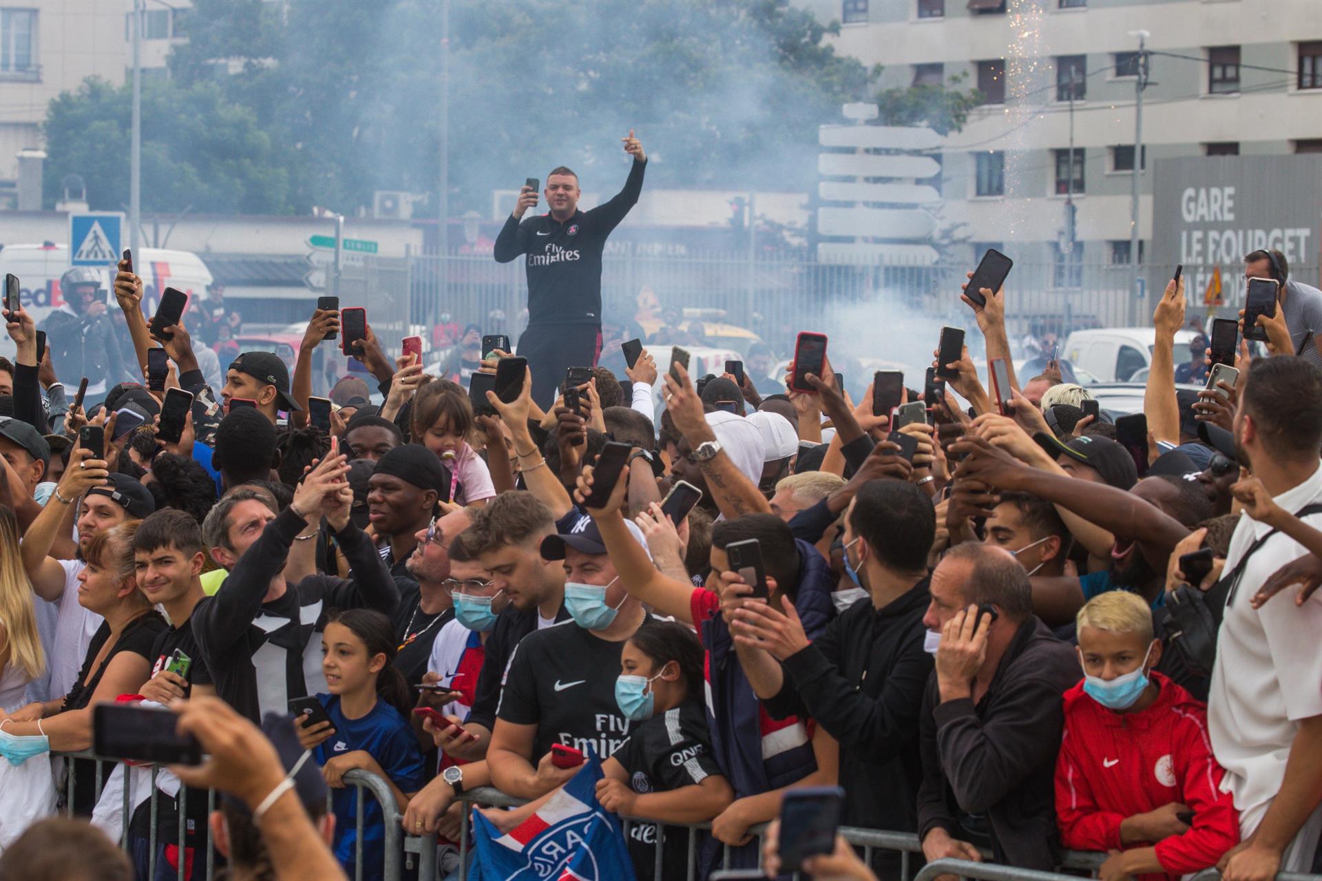 Torcedores do PSG fazem festa para a chegada de Messi