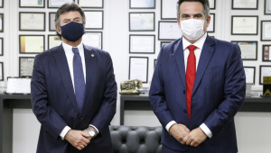 Luiz Fux e Ciro Nogueira, dois homens de terno azul marinho e usando máscaras de proteção lado a lado com distanciamento, posando para a foto.