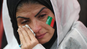 Mulher afegã chorando