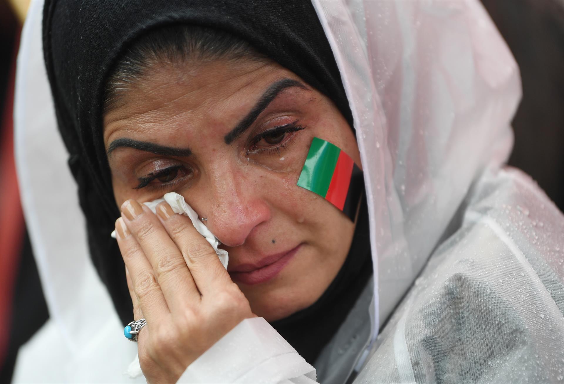 Mulher afegã chorando
