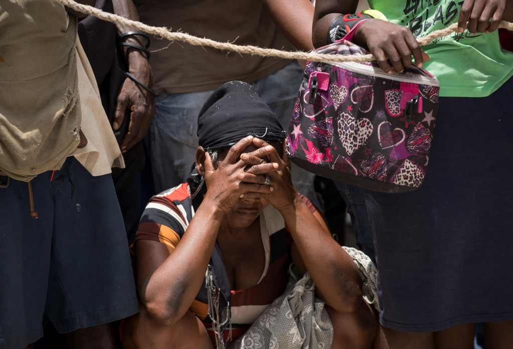 pessoas na fila de alimento no haiti