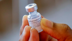 Mão de um profissional da saúde segurando frasco da vacina da Pfizer na Georgia, Estados Unidos