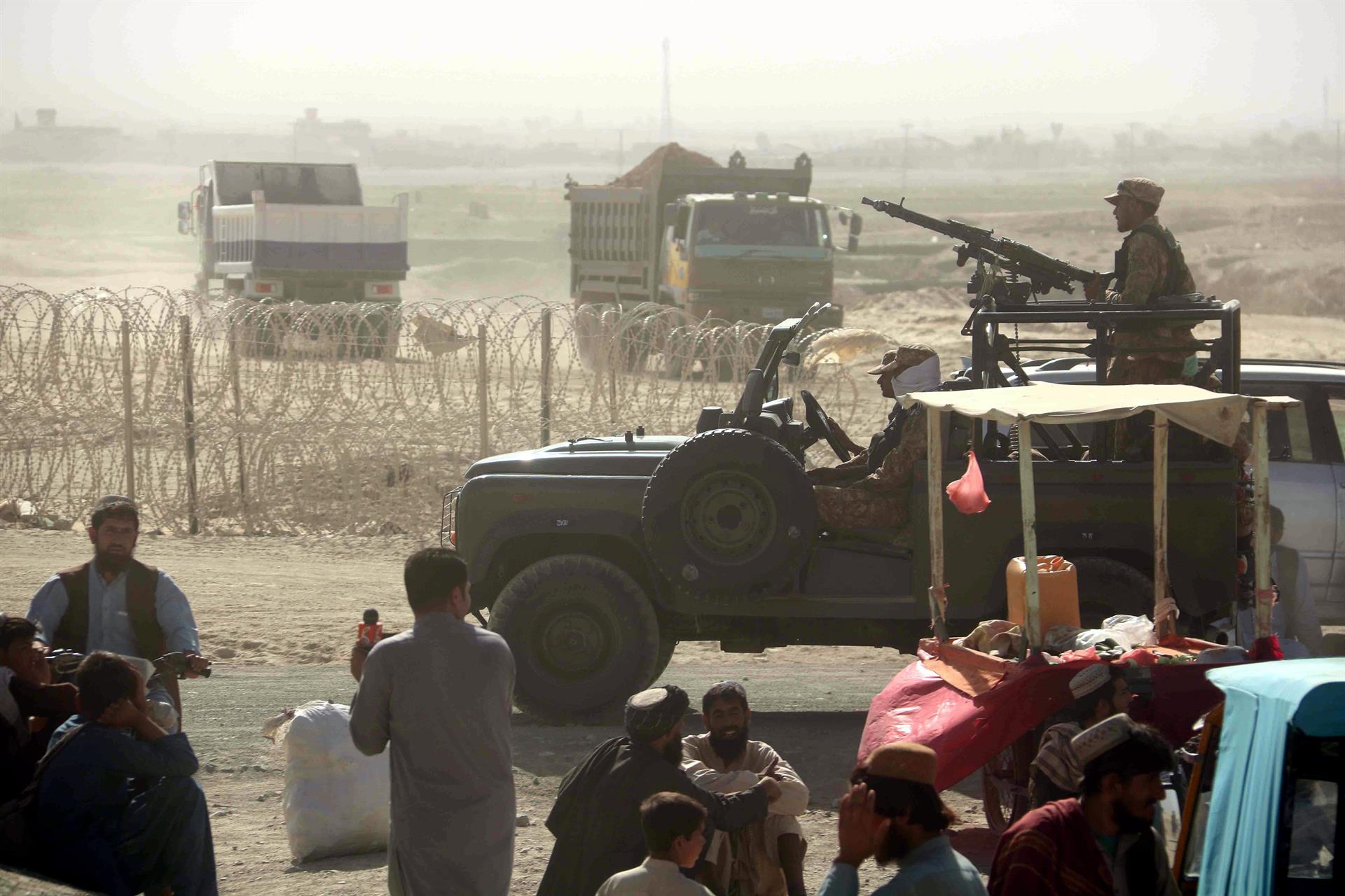 carros do talibã fechando fronteira no Afeganistão