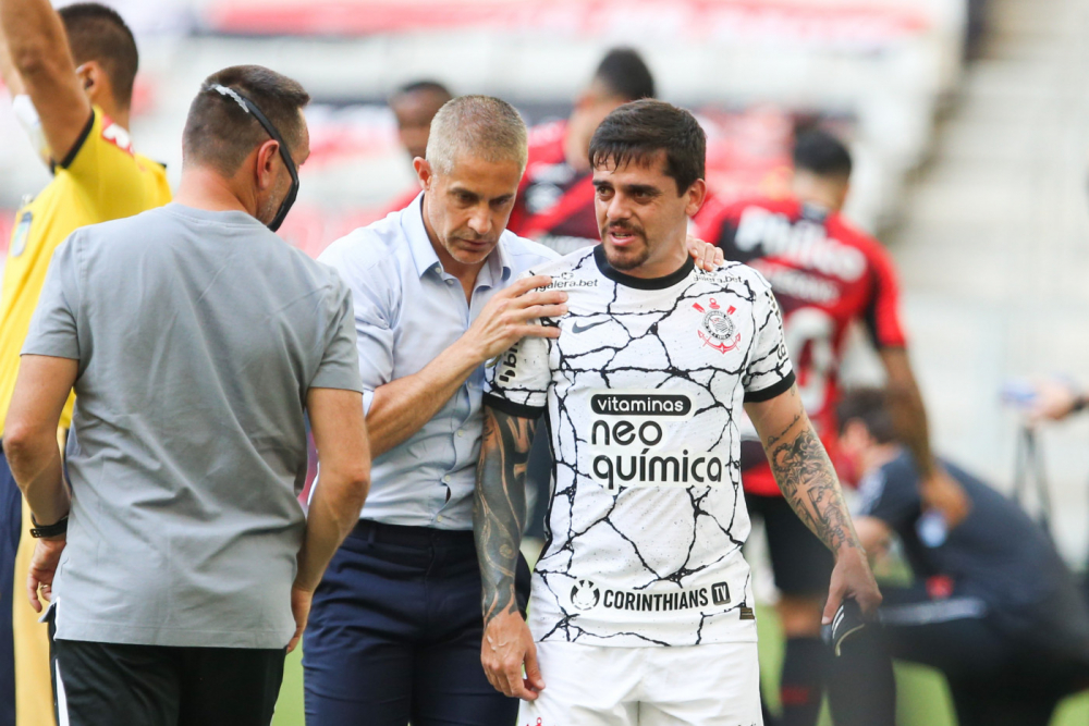 Fagner sentiu dores na panturrilha durante a vitória do Corinthians sobre o Athletico-PR, em Curitiba