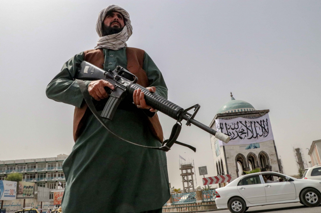 Combatente talibã monta guarda em Cabul