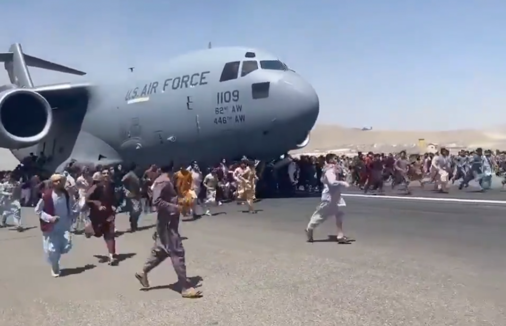 Multidão tenta entrar em avião militar para fugir do Afeganistão; cinco  pessoas morreram | Jovem Pan