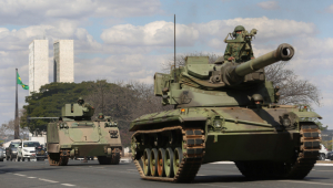 tanques militares percorrendo as ruas de Brasília
