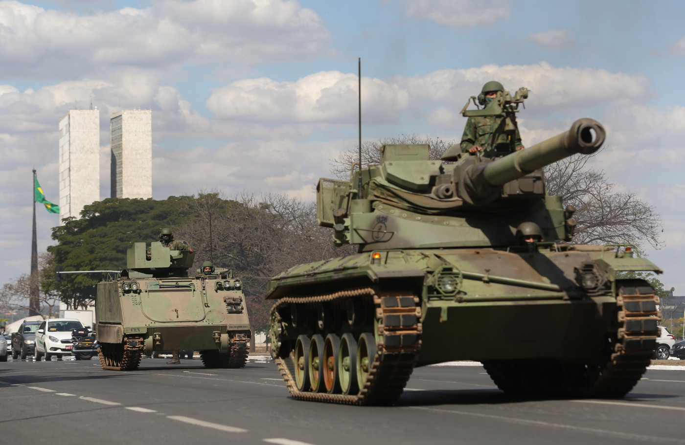 tanques militares percorrendo as ruas de Brasília