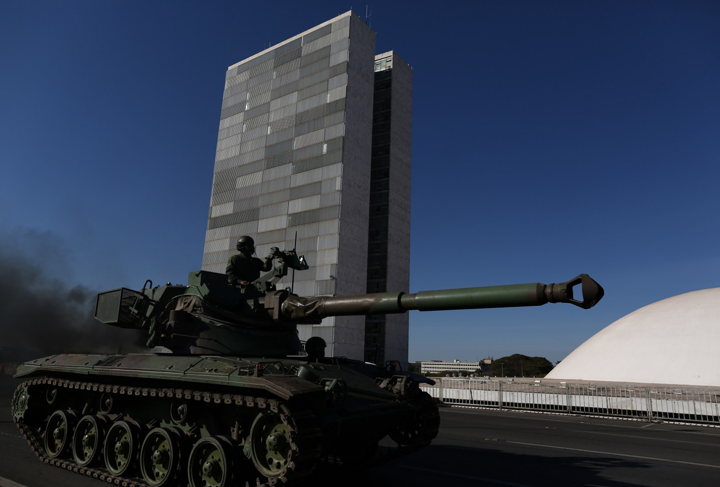 Tanque de guerra na frente de um prédio
