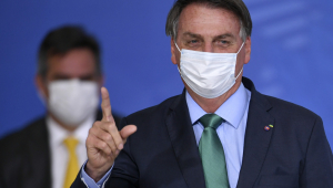 Após ser chamado de autoritário, Bolsonaro diz que 'conspira' pela Constituição
