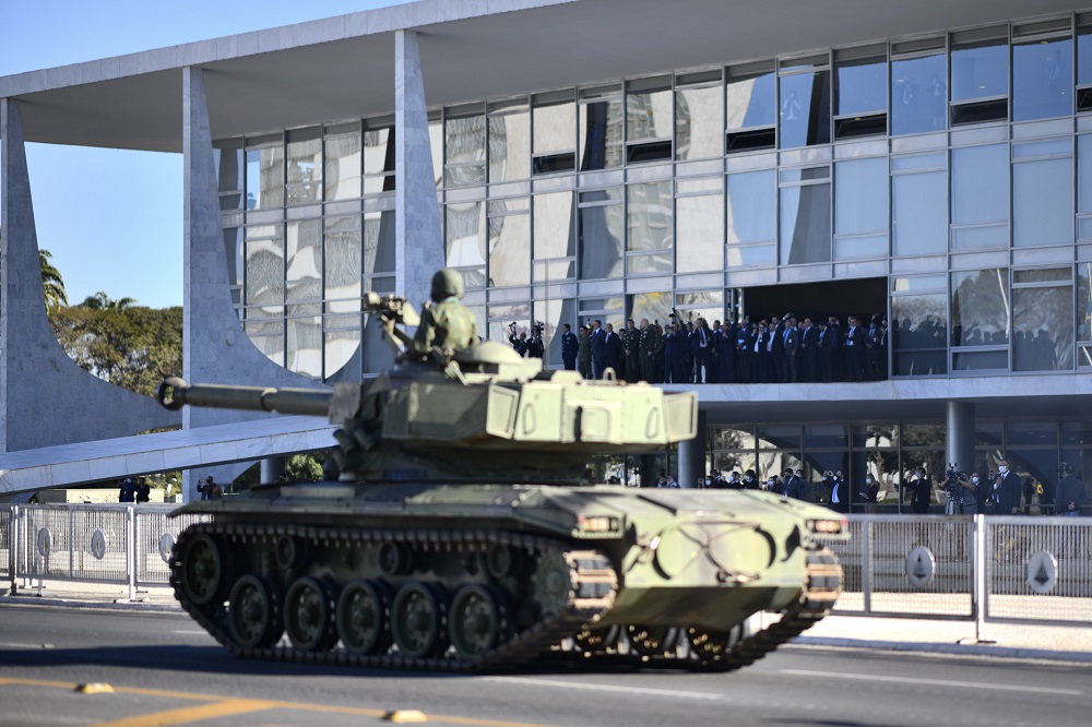 Tanque da Marinha passa em frente ao Palácio do Planalto durante parada militar
