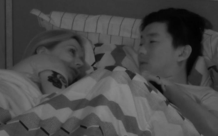 Pyong Lee e Antonela Avellaneda deitados na cama juntos