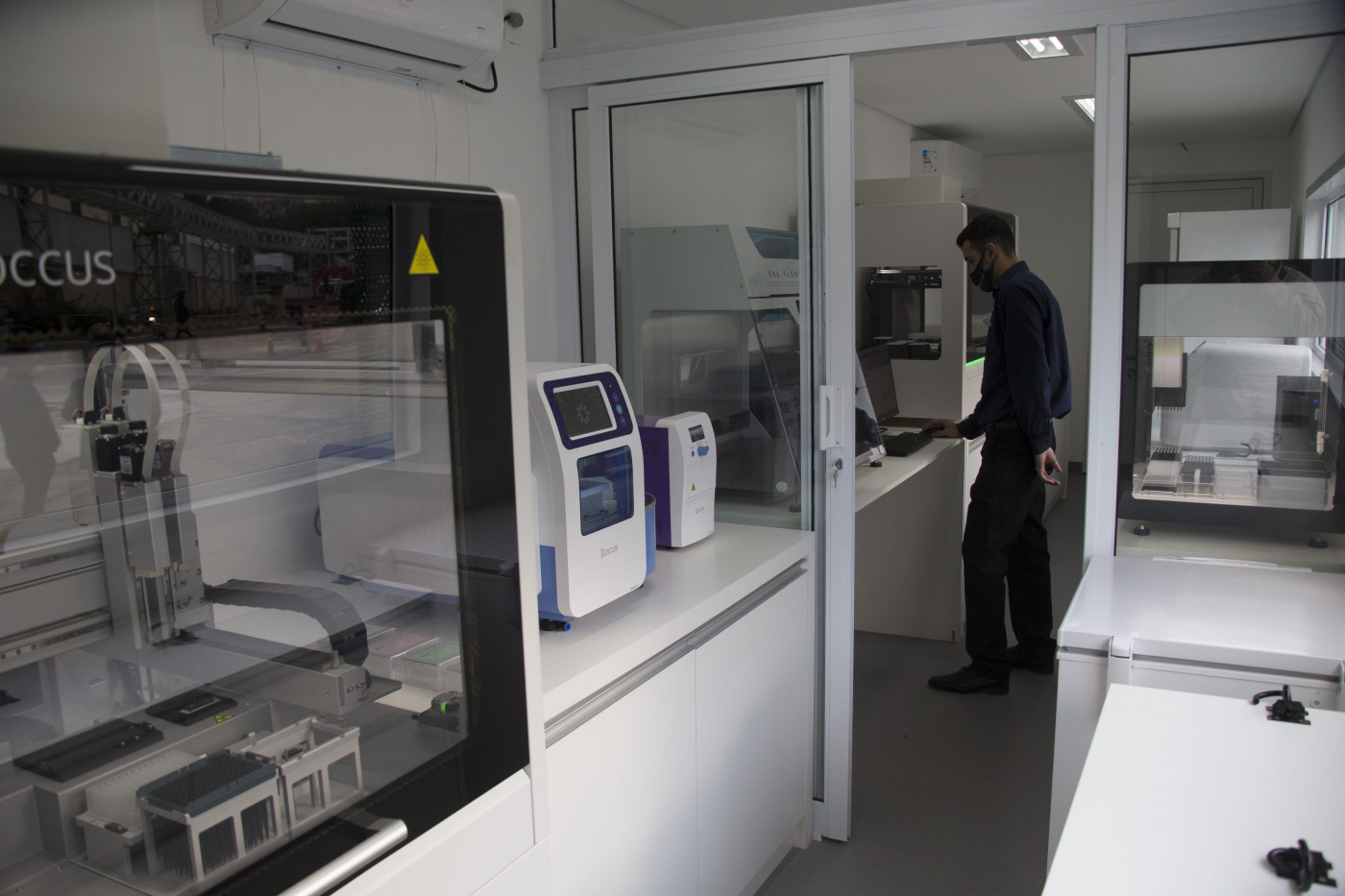Vista do contêiner laboratório móvel para a realização de testes de coronavírus