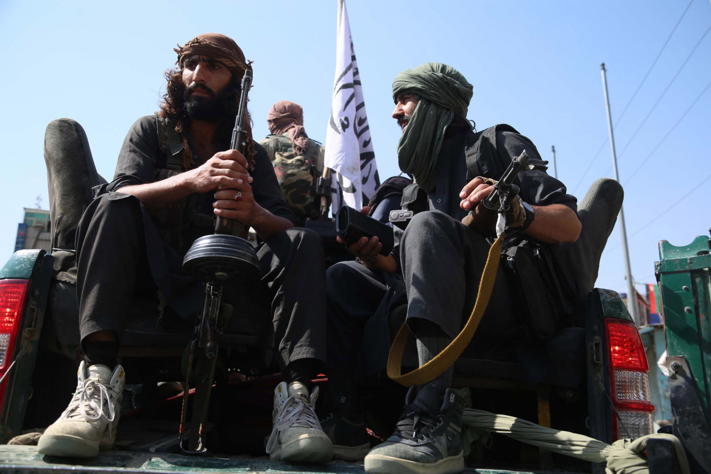 Caças talibãs patrulham em Jalalabad, Afeganistão