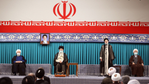 Ebrahim Raisi discursa após tomar posse como presidente do Irã