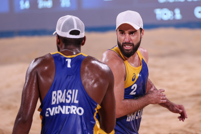 Vôlei de praia: Evandro e Bruno Schmidt perdem para dupla ...