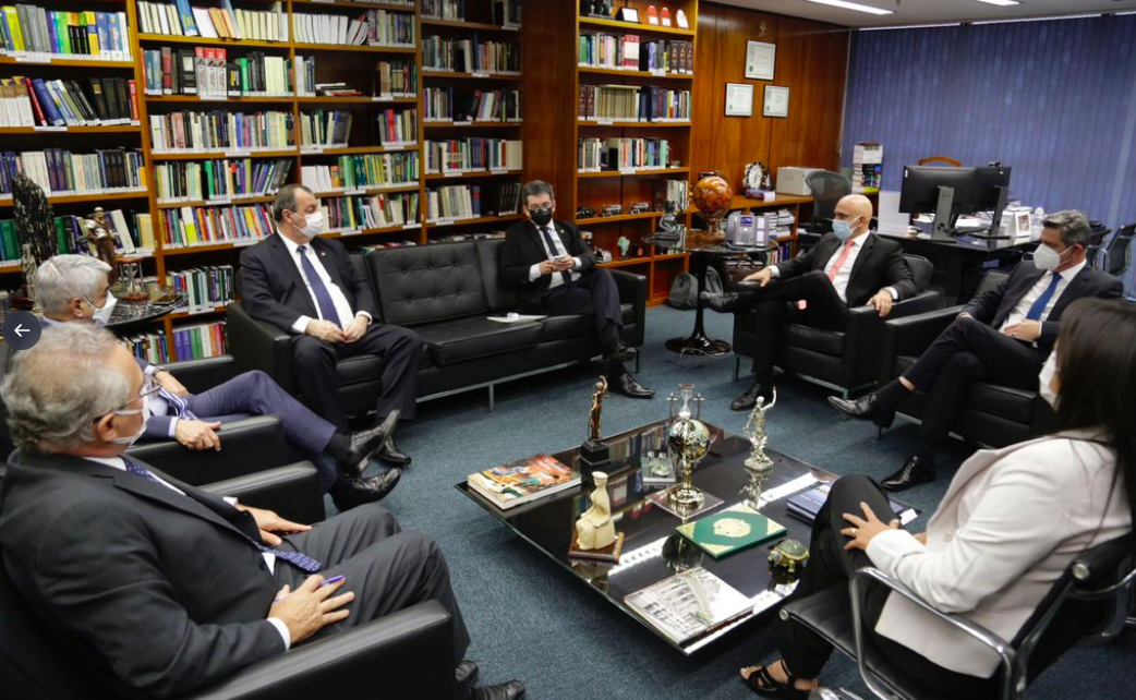 Senadores da CPI se encontram com Moraes
