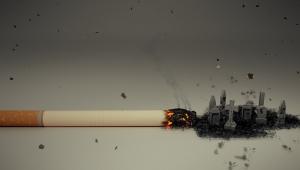 Fotomontagem com um cigarro queimando em cima de uma superfície, e as cinzas se arrastam para um pequeno cemitério