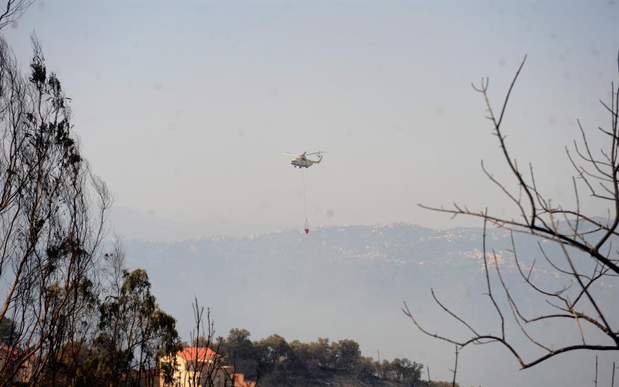 helicóptero tentando interromper incêndio na argélia