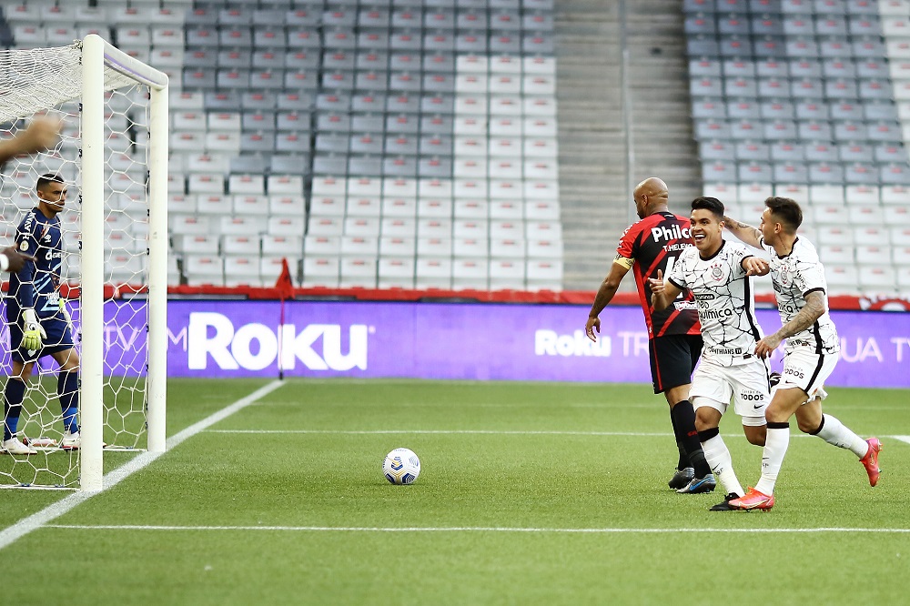 Roni e Mosquito correm em direção aos companheiros (que não aparecem na imagem) após o volante marcar o gol do Corinthians