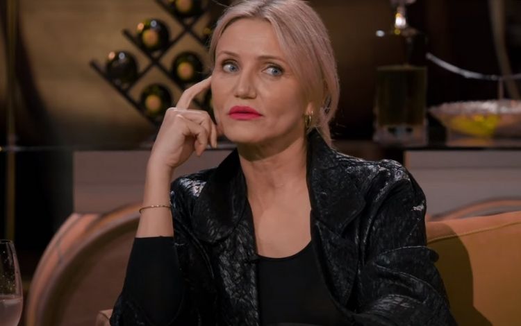 Cameron Diaz pensativa com a mão na cabeça