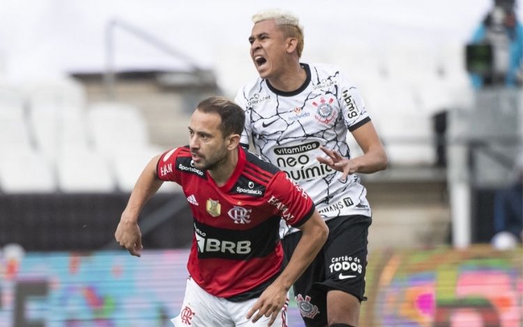 Jogadores do Flamengo e do Corinthians em campo