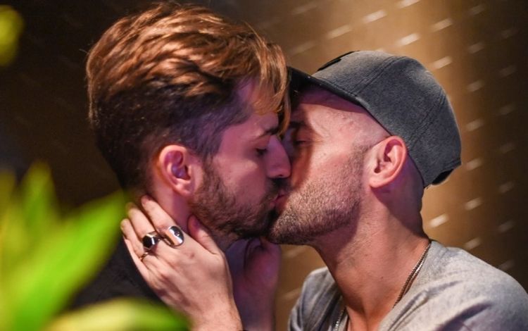 Thales Bretas beijando Paulo Gustavo
