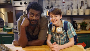 Seu Jorge e Noah Schnapp no set de filmagem do filme Abe