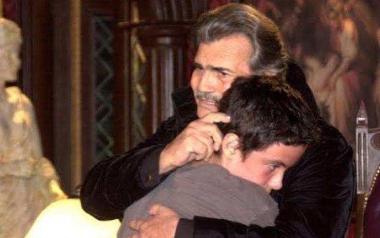 Tarcísio Meira abraçando Kayky Brito em uma cena de O Beijo do Vampiro