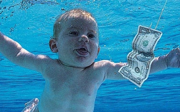 Capa do álbum do Nirvana com bebê nadando em direção a uma nota de dólar
