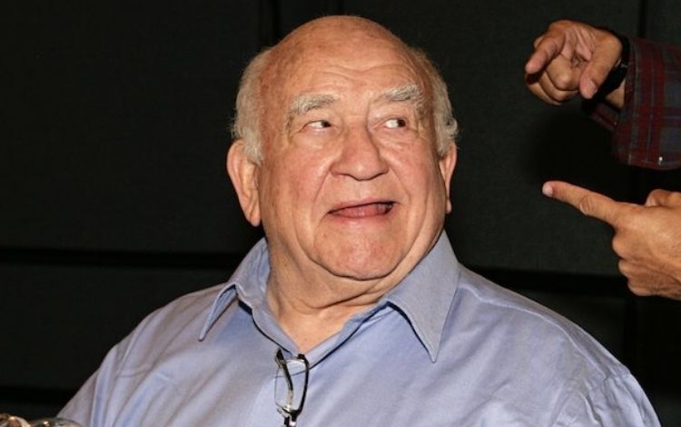 Ed Asner olhando para o lado e sorrindo